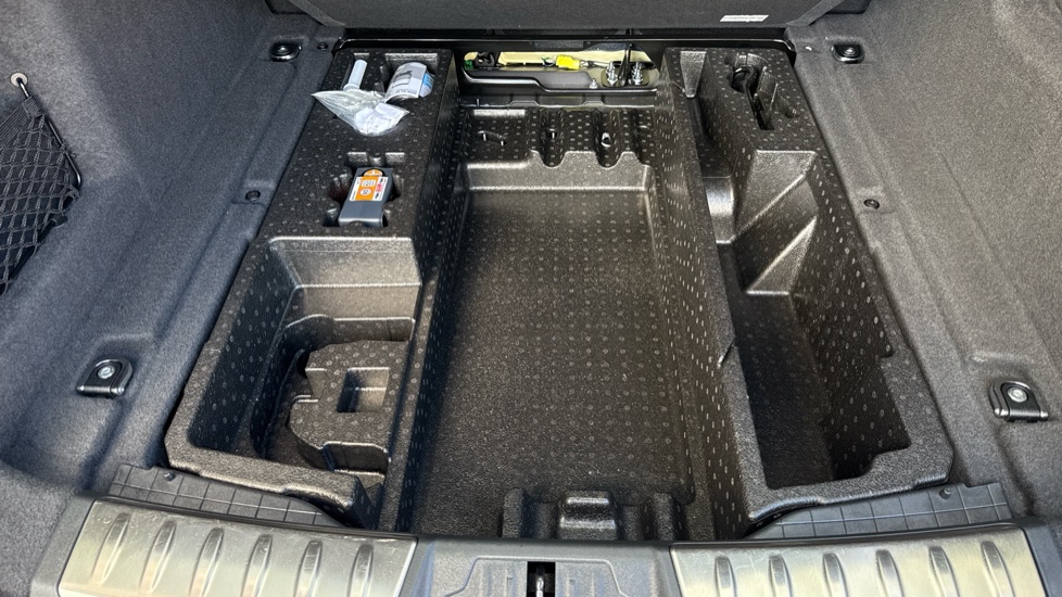 Jaguar F-Pace 2.0 D200 R-Dynamic SE 5dr Auto AWD Diesel Estate - Image 35