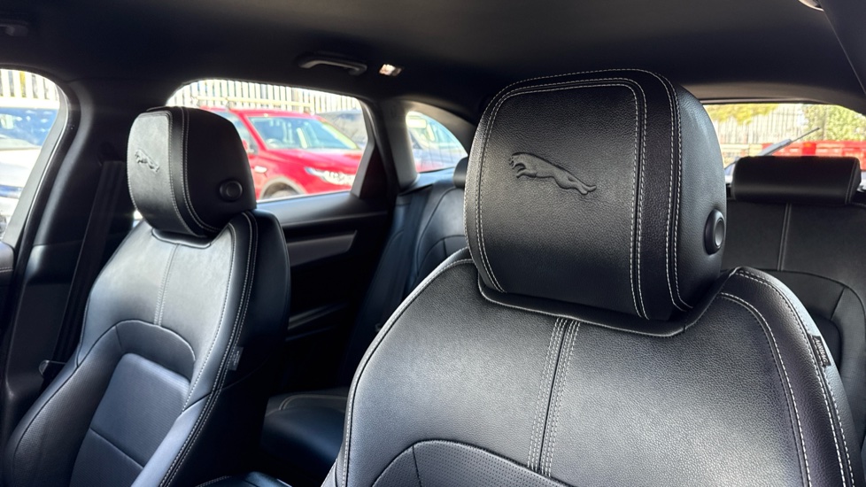 Jaguar F-Pace 2.0 D200 R-Dynamic SE 5dr Auto AWD Diesel Estate - Image 38