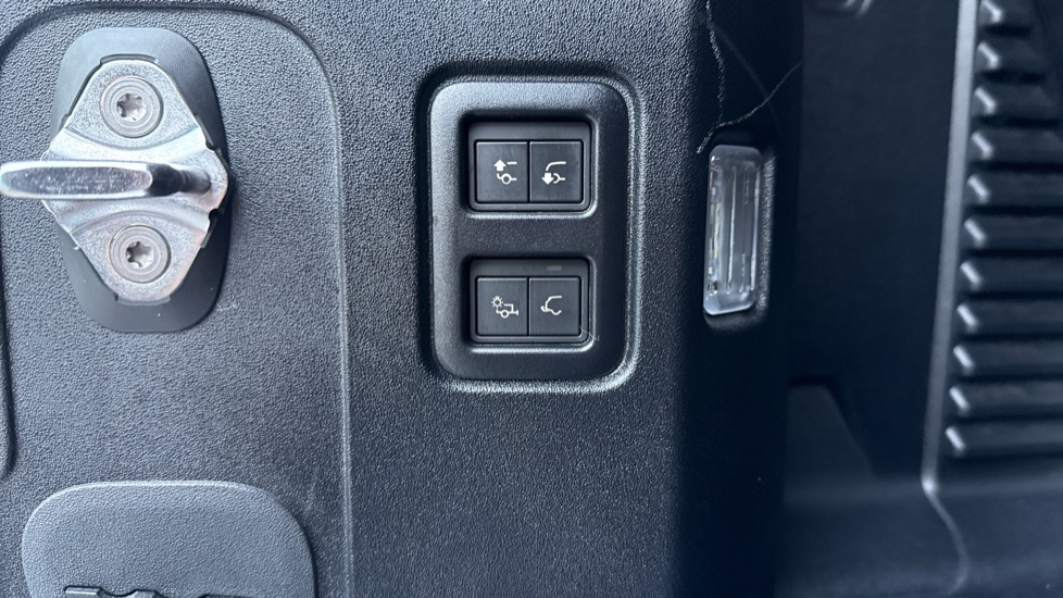 Land Rover Defender 90 Diesel 3.0 D250 Hard Top S Auto [3 Seat] - Image 37