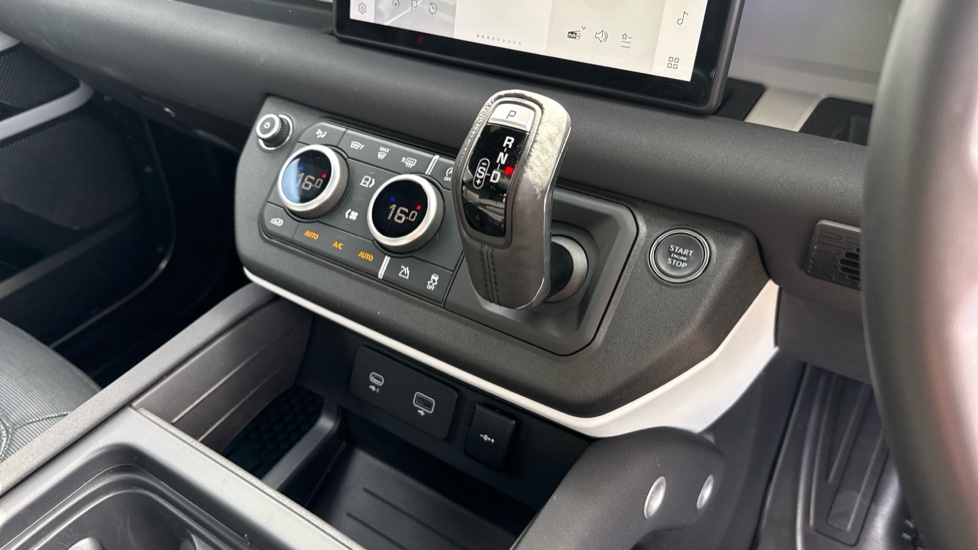 Land Rover Defender 3.0 D250 X-Dynamic SE 90 3dr Auto Diesel Estate - Image 13