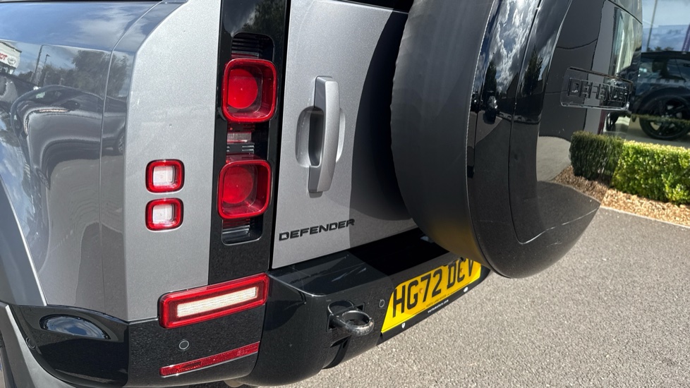 Land Rover Defender 3.0 D250 X-Dynamic SE 90 3dr Auto Diesel Estate - Image 19