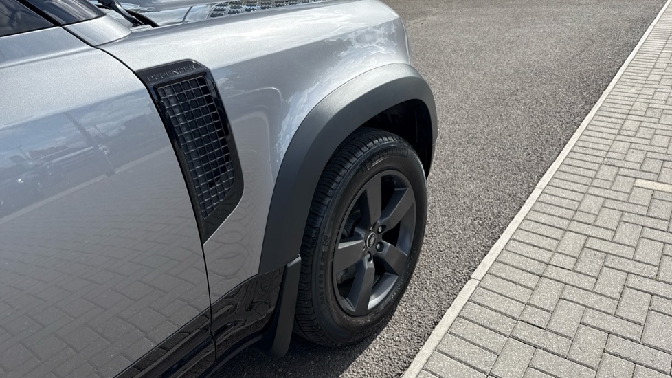 Land Rover Defender 3.0 D250 X-Dynamic SE 90 3dr Auto Diesel Estate - Image 22