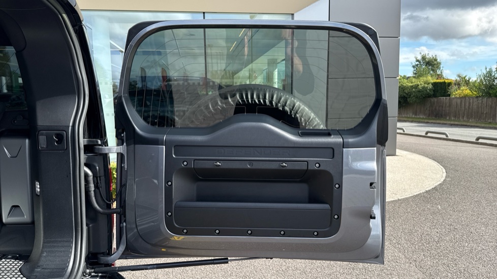 Land Rover Defender 3.0 D250 X-Dynamic SE 90 3dr Auto Diesel Estate - Image 27