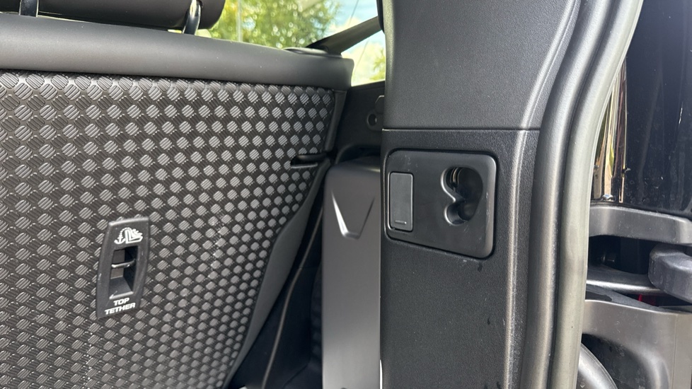 Land Rover Defender 3.0 D250 X-Dynamic SE 90 3dr Auto Diesel Estate - Image 28