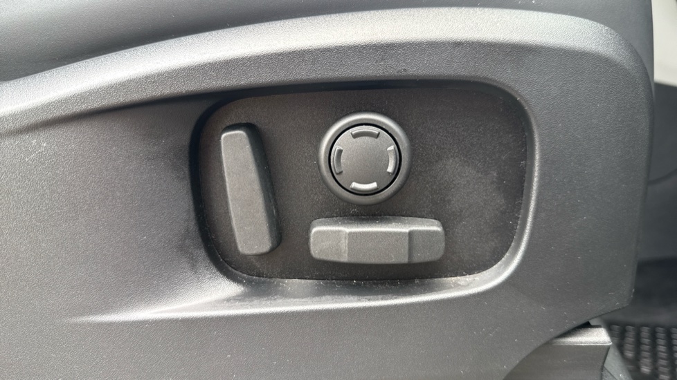 Land Rover Defender 3.0 D250 X-Dynamic SE 90 3dr Auto Diesel Estate - Image 30