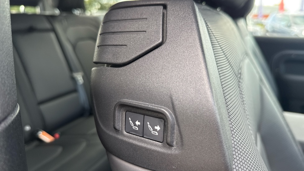 Land Rover Defender 3.0 D250 X-Dynamic SE 90 3dr Auto Diesel Estate - Image 31