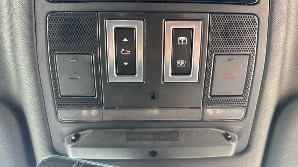 Land Rover Defender 3.0 D250 X-Dynamic SE 90 3dr Auto Diesel Estate - Image 34