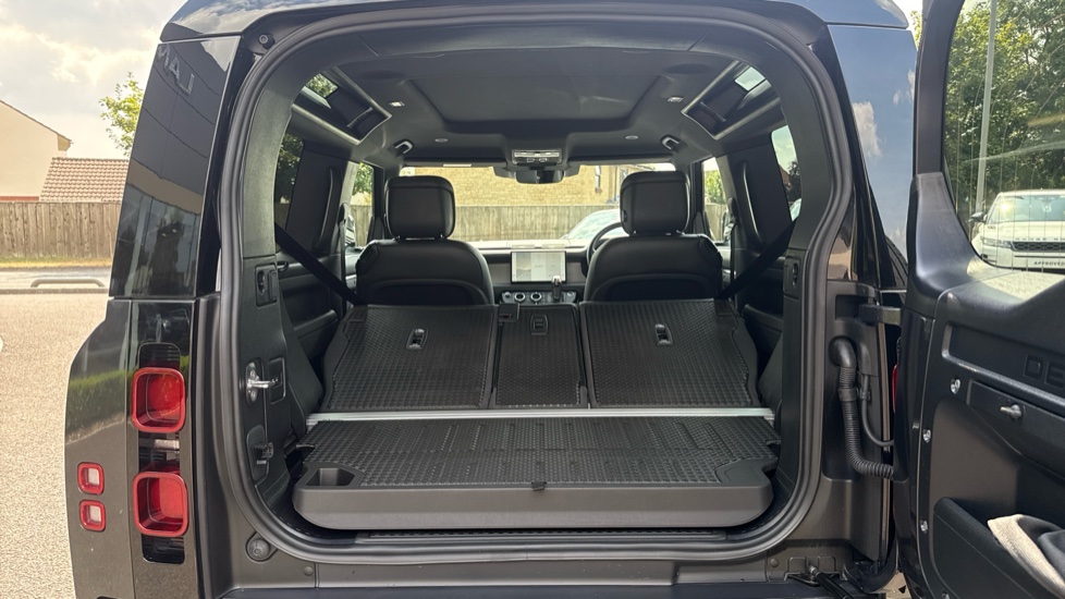 Land Rover Defender 3.0 D250 X-Dynamic HSE 90 3dr Auto Diesel Estate - Image 10