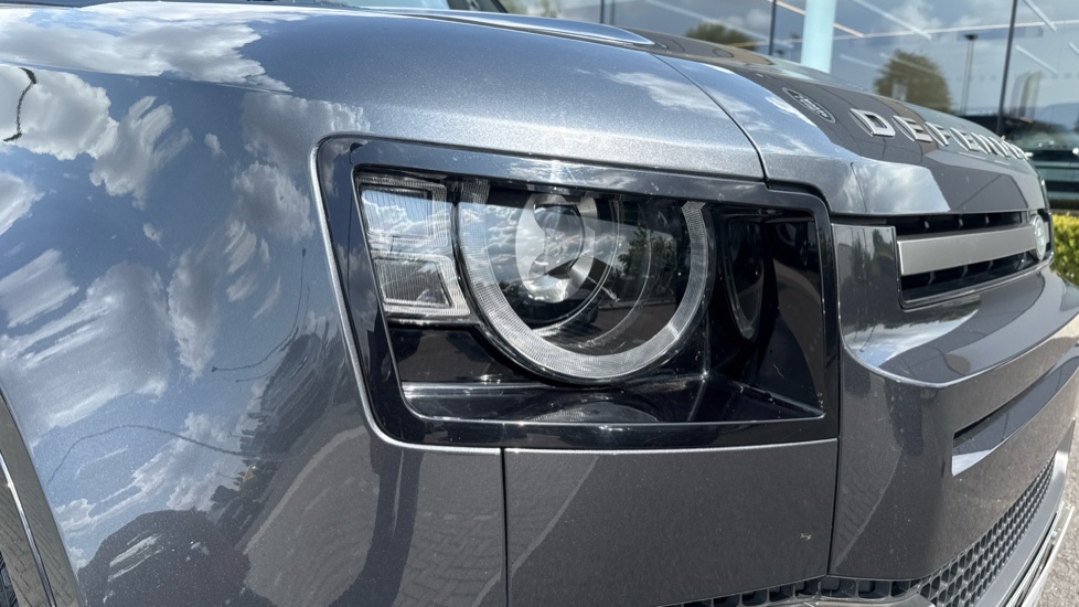 Land Rover Defender 3.0 D250 X-Dynamic HSE 90 3dr Auto Diesel Estate - Image 17