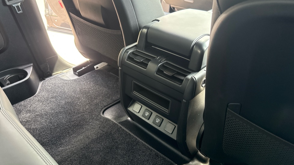 Land Rover Defender 3.0 D250 X-Dynamic HSE 90 3dr Auto Diesel Estate - Image 18