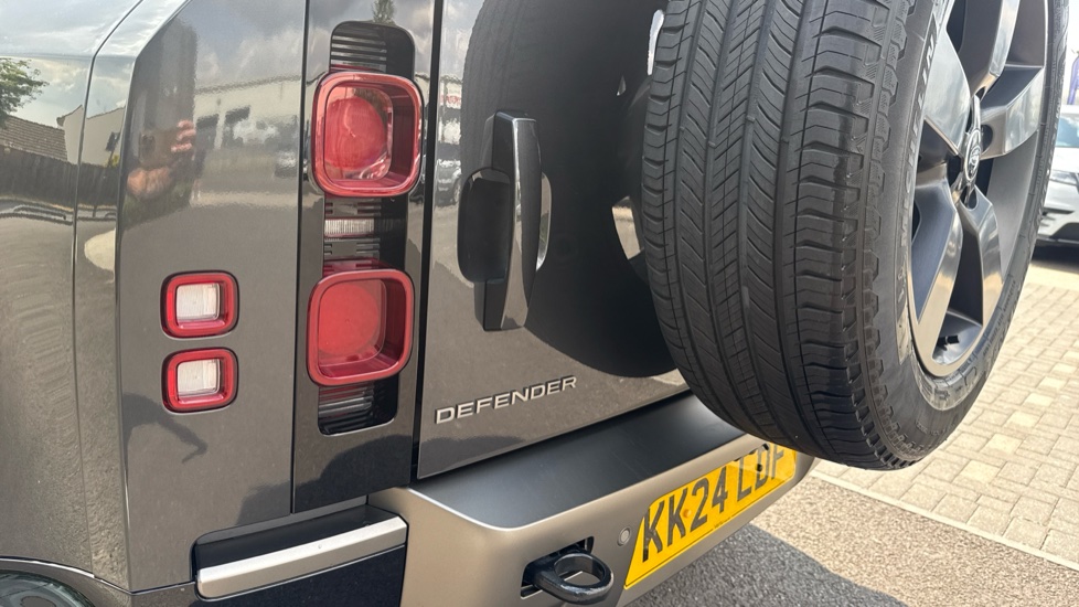 Land Rover Defender 3.0 D250 X-Dynamic HSE 90 3dr Auto Diesel Estate - Image 19