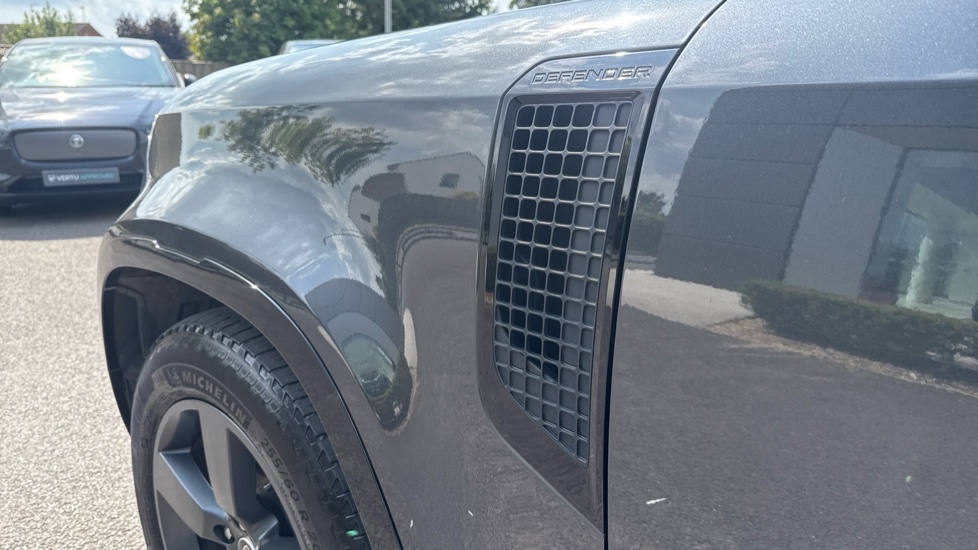 Land Rover Defender 3.0 D250 X-Dynamic HSE 90 3dr Auto Diesel Estate - Image 20