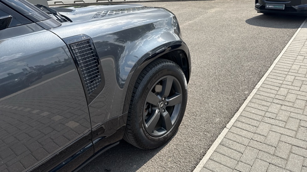 Land Rover Defender 3.0 D250 X-Dynamic HSE 90 3dr Auto Diesel Estate - Image 22