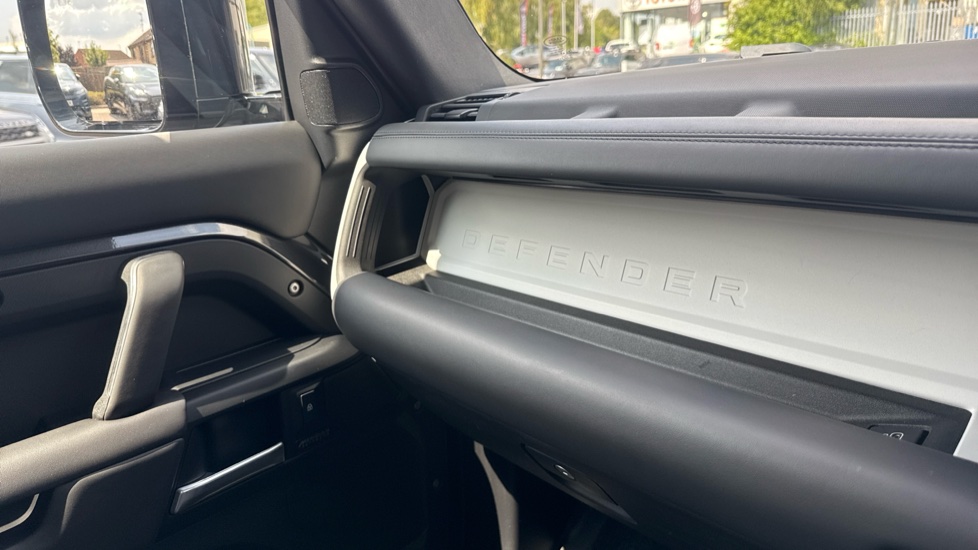 Land Rover Defender 3.0 D250 X-Dynamic HSE 90 3dr Auto Diesel Estate - Image 26