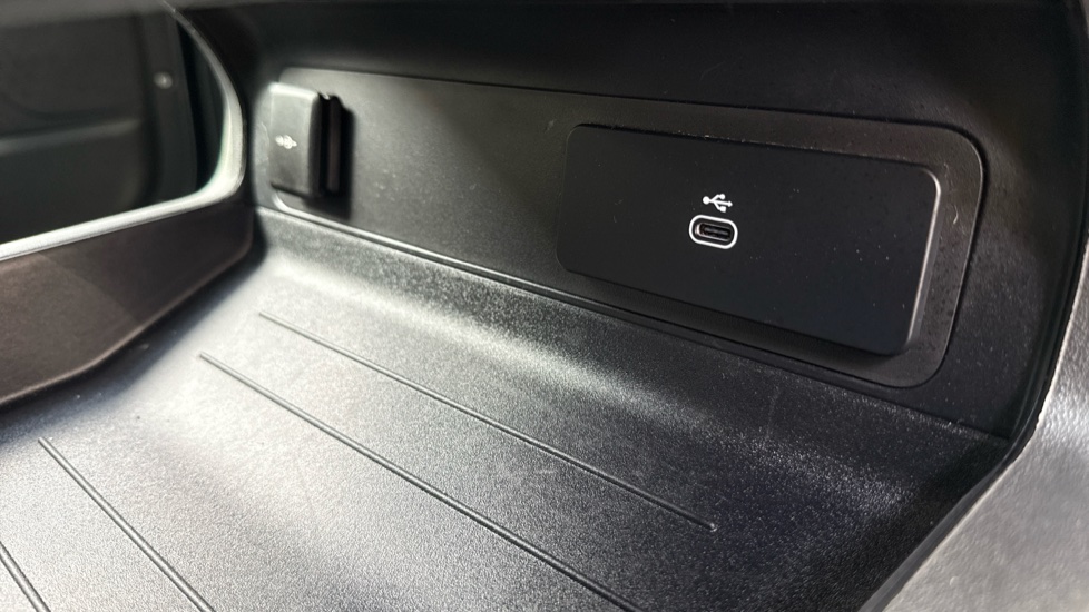 Land Rover Defender 3.0 D250 X-Dynamic HSE 90 3dr Auto Diesel Estate - Image 34