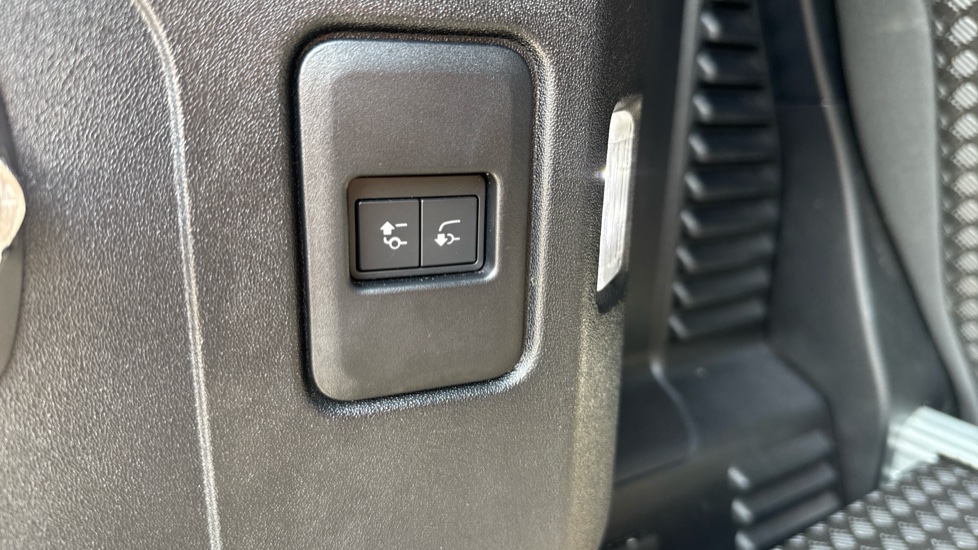 Land Rover Defender 3.0 D250 X-Dynamic HSE 90 3dr Auto Diesel Estate - Image 36