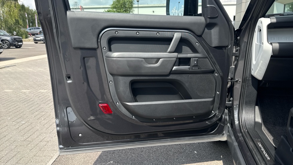 Land Rover Defender 3.0 D250 X-Dynamic HSE 90 3dr Auto Diesel Estate - Image 38