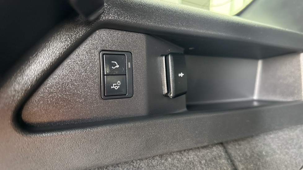 Land Rover Discovery Sport 2.0 D240 R-Dynamic HSE 5dr Auto Diesel Station Wagon - Image 36