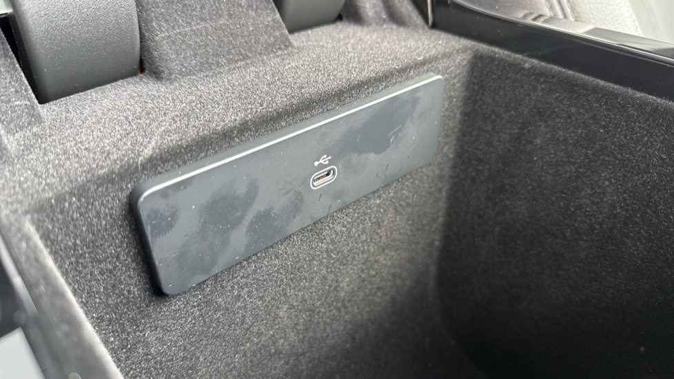 Land Rover Range Rover Velar 2.0 P400e Dynamic SE 5dr Auto Estate - Image 35
