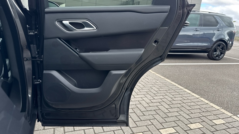 Land Rover Range Rover Velar 2.0 P400e Dynamic SE 5dr Auto Estate - Image 36