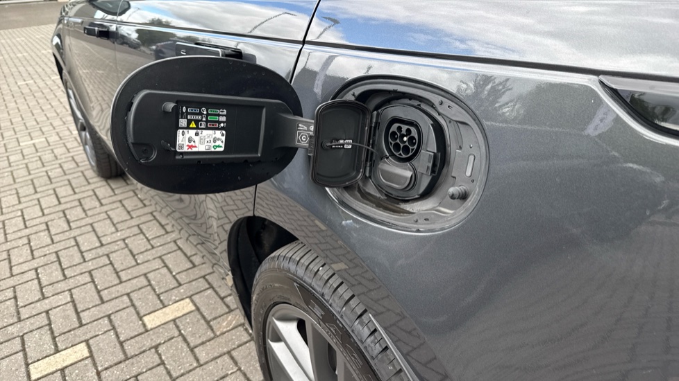 Land Rover Range Rover Velar 2.0 P400e Dynamic SE 5dr Auto Estate - Image 38