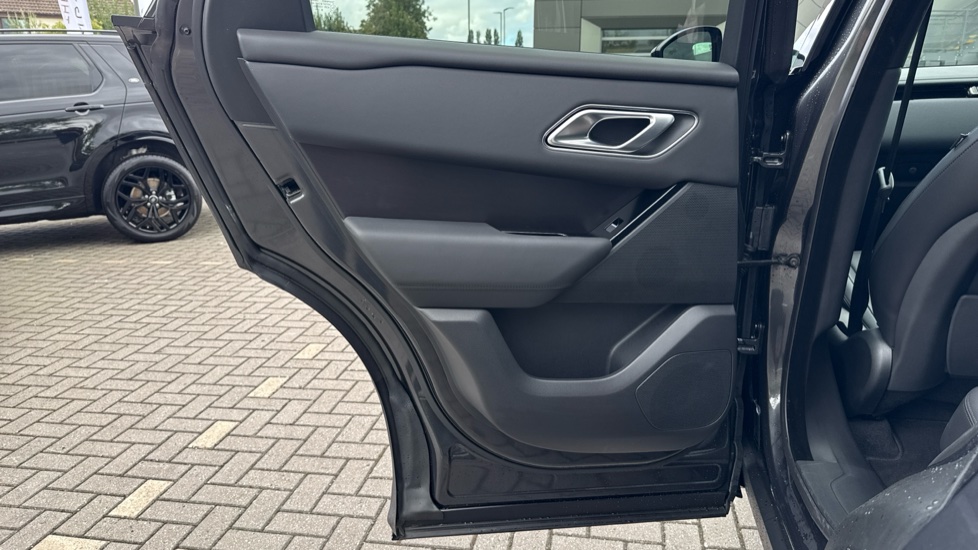 Land Rover Range Rover Velar 2.0 P400e Dynamic SE 5dr Auto Estate - Image 39