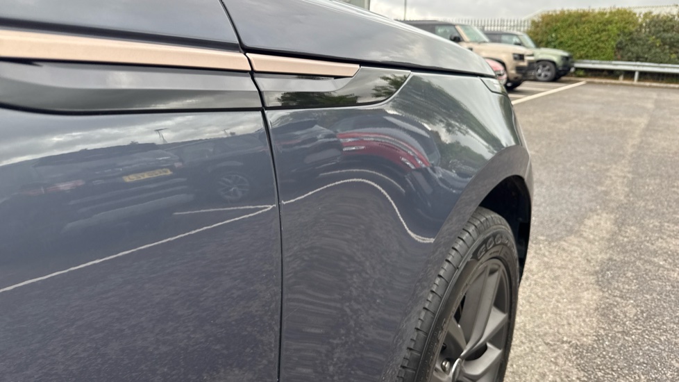 Land Rover Range Rover Velar 2.0 D200 MHEV Dynamic SE 5dr Auto Diesel Estate - Image 24
