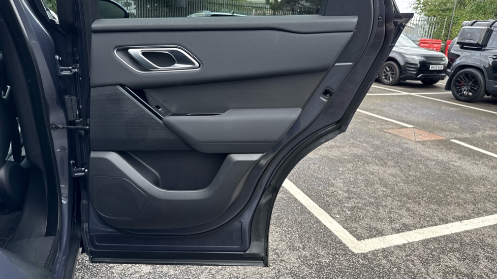 Land Rover Range Rover Velar 2.0 D200 MHEV Dynamic SE 5dr Auto Diesel Estate - Image 35