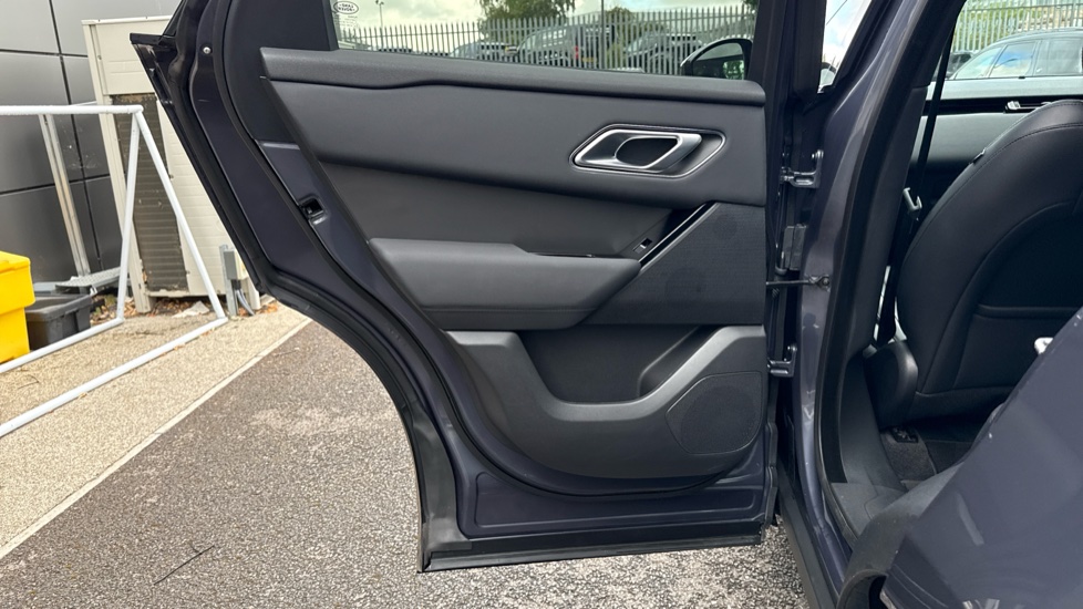 Land Rover Range Rover Velar 2.0 D200 MHEV Dynamic SE 5dr Auto Diesel Estate - Image 39