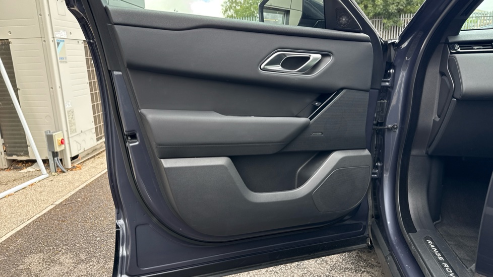 Land Rover Range Rover Velar 2.0 D200 MHEV Dynamic SE 5dr Auto Diesel Estate - Image 40
