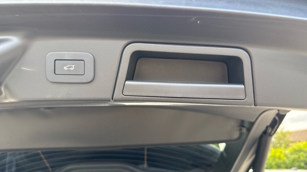 Land Rover Range Rover Velar 2.0 D200 MHEV Dynamic HSE 5dr Auto Diesel Estate - Image 37