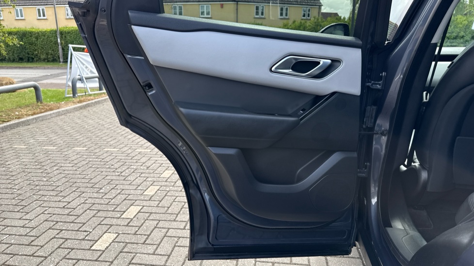 Land Rover Range Rover Velar 2.0 D200 MHEV Dynamic HSE 5dr Auto Diesel Estate - Image 39
