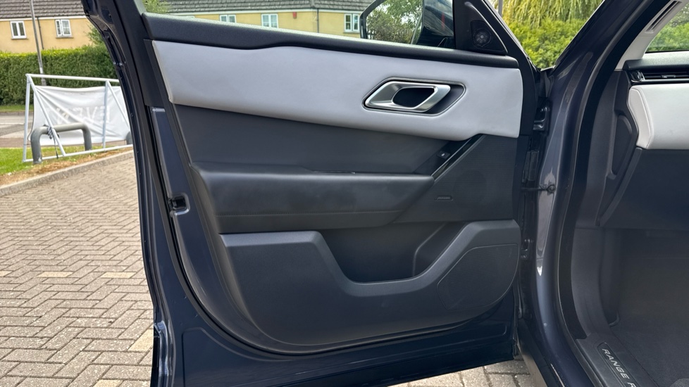 Land Rover Range Rover Velar 2.0 D200 MHEV Dynamic HSE 5dr Auto Diesel Estate - Image 40