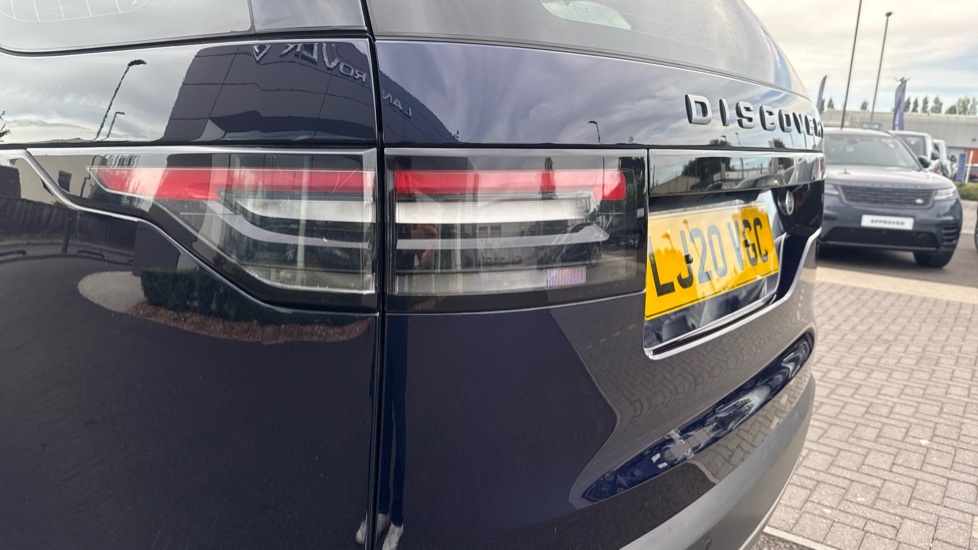 Land Rover Discovery 2.0 SD4 SE 5dr Auto Diesel Station Wagon - Image 19