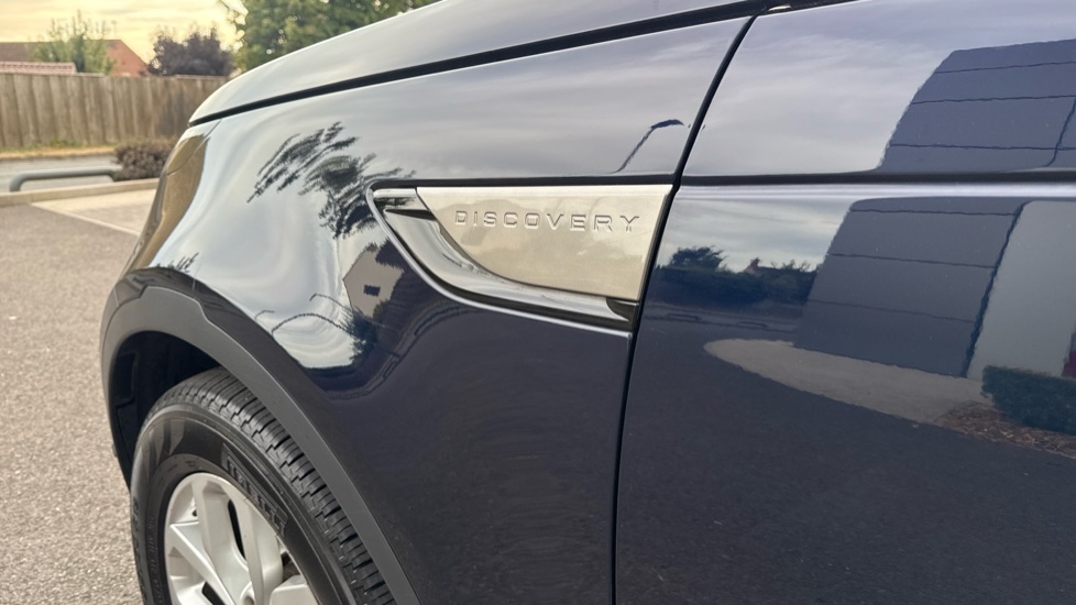 Land Rover Discovery 2.0 SD4 SE 5dr Auto Diesel Station Wagon - Image 20