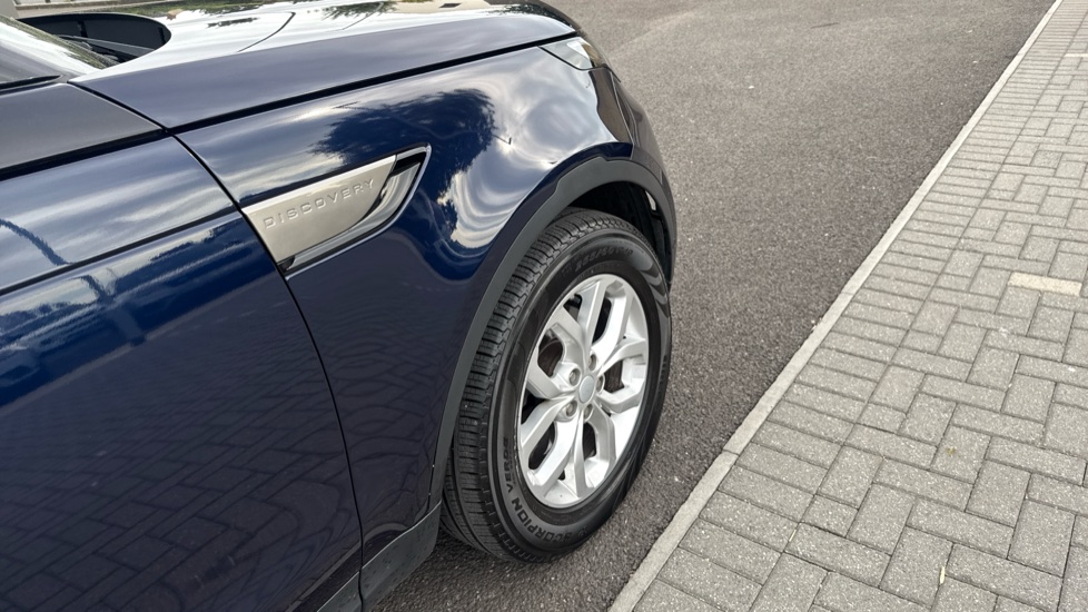 Land Rover Discovery 2.0 SD4 SE 5dr Auto Diesel Station Wagon - Image 22
