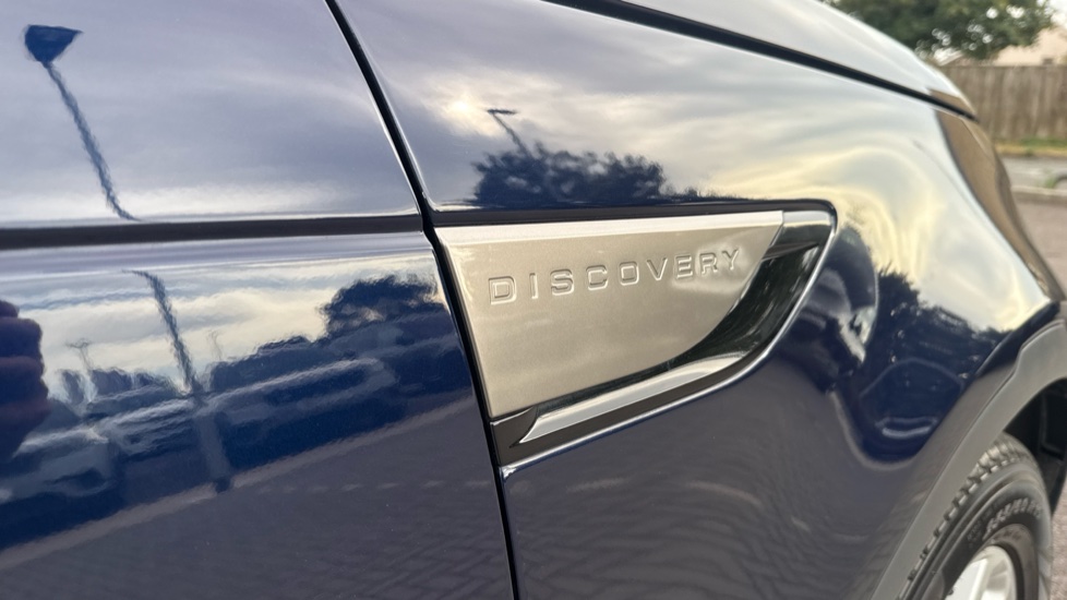 Land Rover Discovery 2.0 SD4 SE 5dr Auto Diesel Station Wagon - Image 24