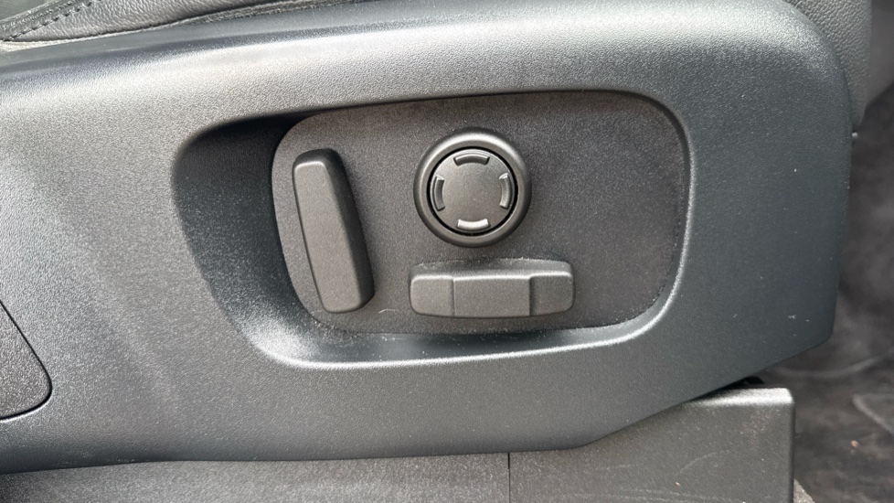 Land Rover Discovery 2.0 SD4 SE 5dr Auto Diesel Station Wagon - Image 30