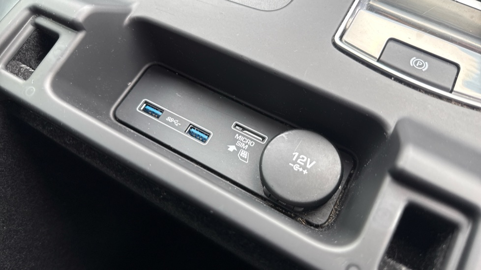 Land Rover Discovery 2.0 SD4 SE 5dr Auto Diesel Station Wagon - Image 32