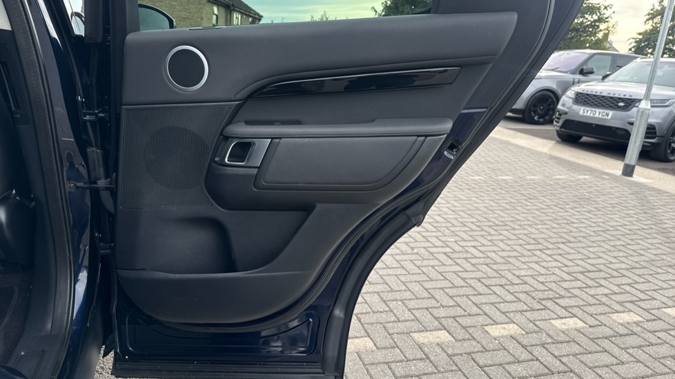 Land Rover Discovery 2.0 SD4 SE 5dr Auto Diesel Station Wagon - Image 33