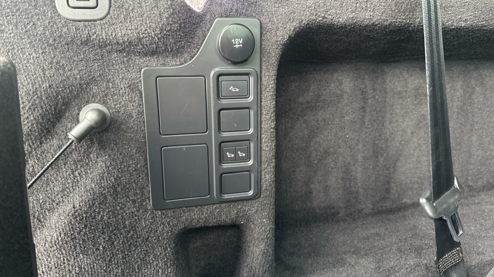 Land Rover Discovery 2.0 SD4 SE 5dr Auto Diesel Station Wagon - Image 35