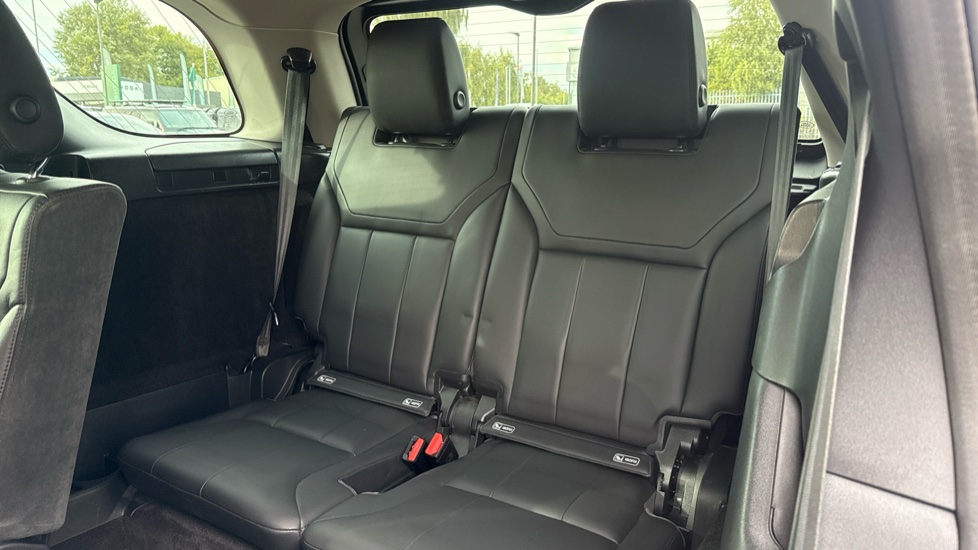 Land Rover Discovery 2.0 SD4 SE 5dr Auto Diesel Station Wagon - Image 36