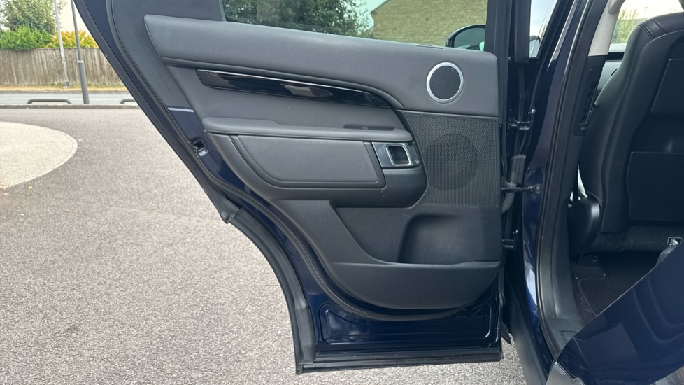Land Rover Discovery 2.0 SD4 SE 5dr Auto Diesel Station Wagon - Image 37