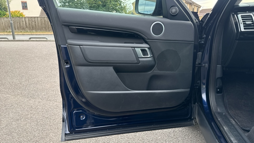 Land Rover Discovery 2.0 SD4 SE 5dr Auto Diesel Station Wagon - Image 38