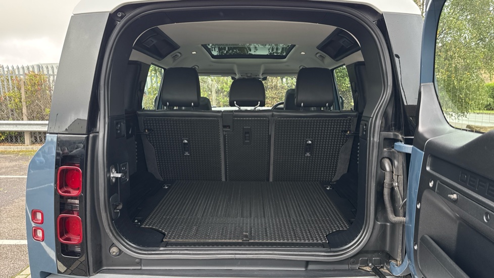 Land Rover Defender 2.0 D240 SE 110 5dr Auto Diesel Estate - Image 10