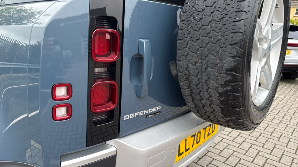 Land Rover Defender 2.0 D240 SE 110 5dr Auto Diesel Estate - Image 19
