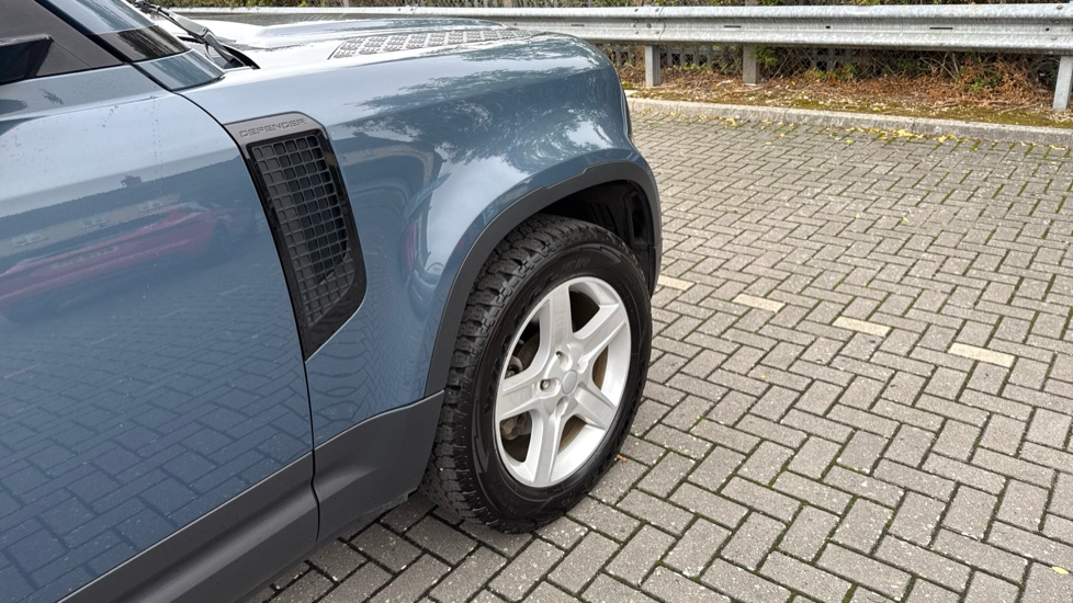 Land Rover Defender 2.0 D240 SE 110 5dr Auto Diesel Estate - Image 22