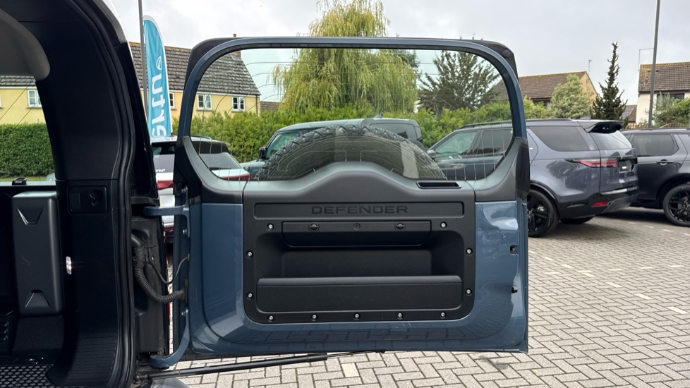 Land Rover Defender 2.0 D240 SE 110 5dr Auto Diesel Estate - Image 27