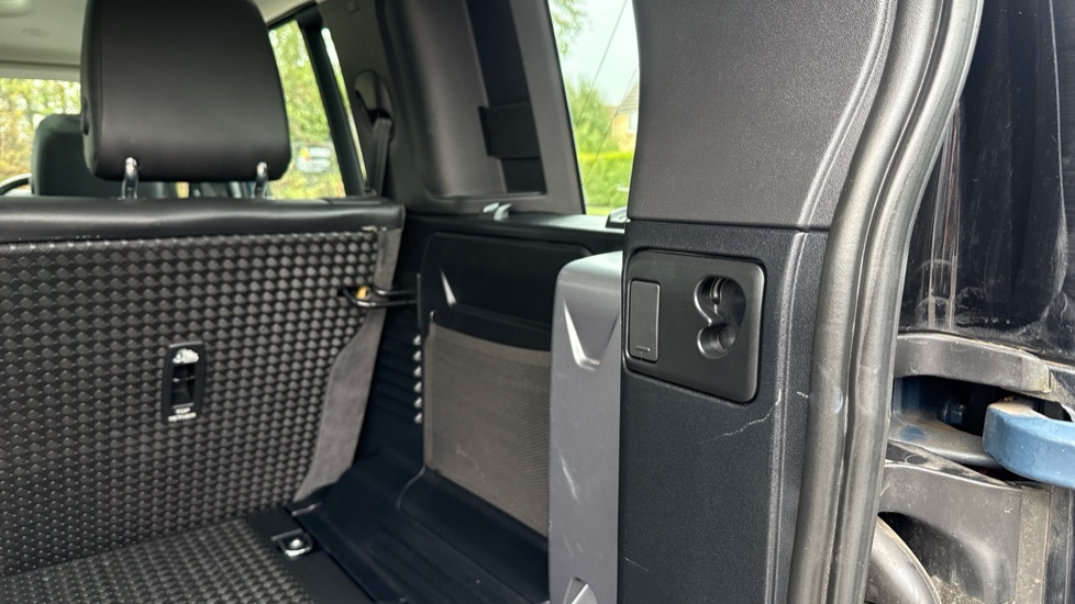 Land Rover Defender 2.0 D240 SE 110 5dr Auto Diesel Estate - Image 28