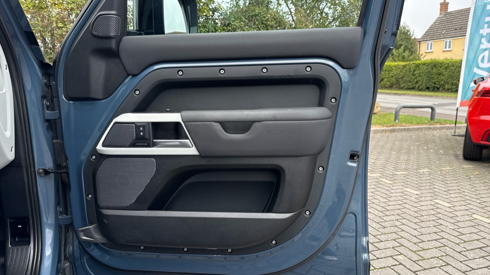Land Rover Defender 2.0 D240 SE 110 5dr Auto Diesel Estate - Image 29